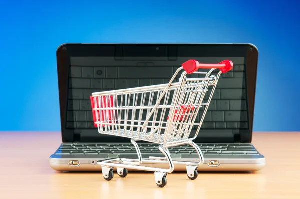 Online einkaufen mit Computer und Einkaufswagen — Stockfoto