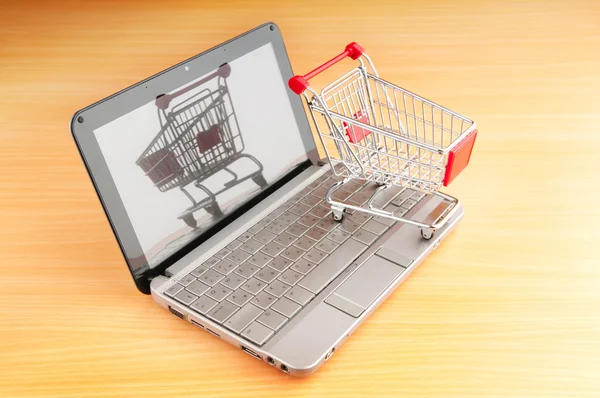 Compras on-line com computador e carrinho — Fotografia de Stock