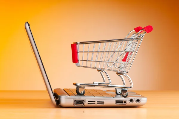 Online winkelen met computer en kar — Stockfoto