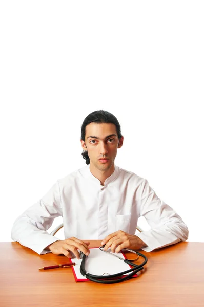 Lekarz siedzi przy biurku na biały — Zdjęcie stockowe