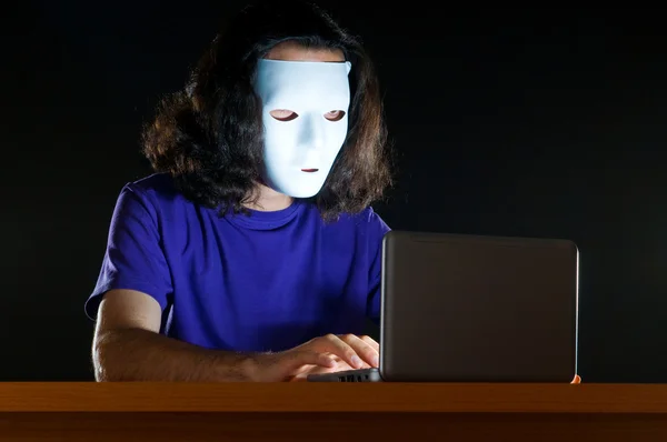 Hacker sitter i mörkt rum — Stockfoto