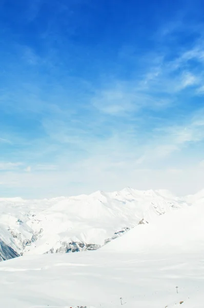 겨울에 눈내리는 높은 산들 — 스톡 사진