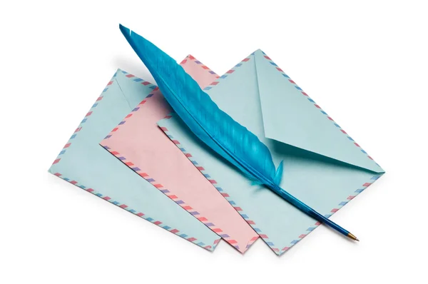 Brief en feathe geïsoleerd op de witte — Stockfoto