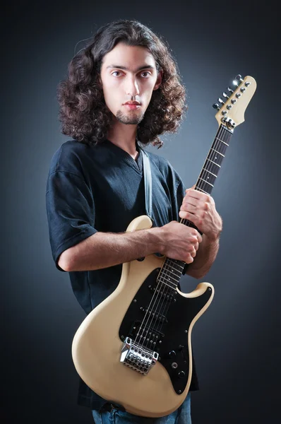 Gitarist koyu arkaplanda — Stok fotoğraf