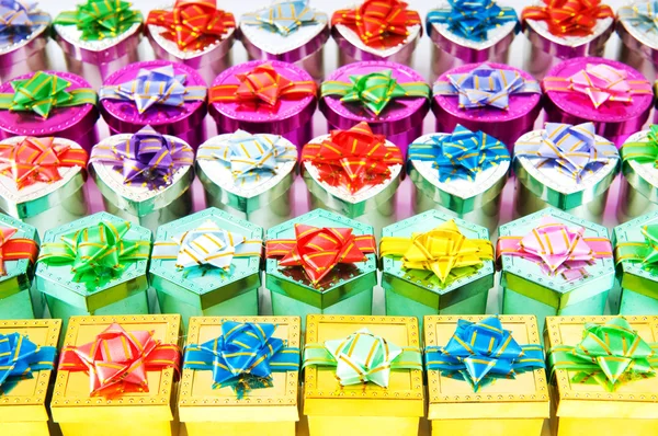 Bir sürü renkli hediye kutusu. — Stok fotoğraf