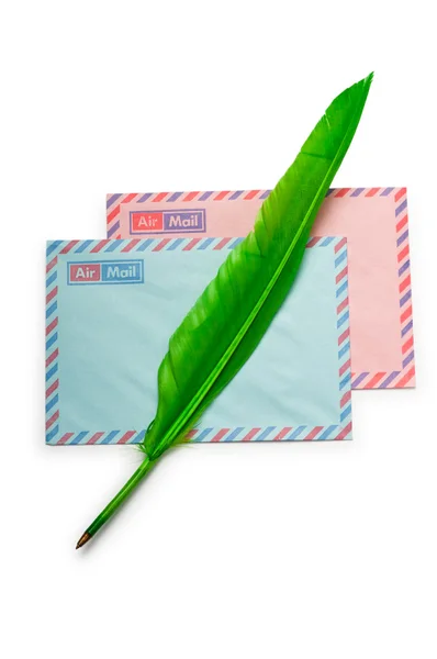 Envelope e penas isoladas no branco — Fotografia de Stock