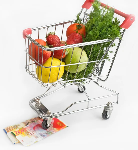 Carrinho de compras isolado com frutas e legumes — Fotografia de Stock