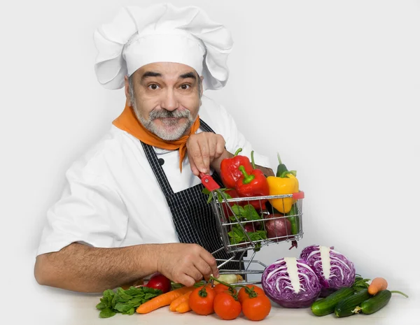 Szakács és kosár friss zöldségekkel — Stock Fotó