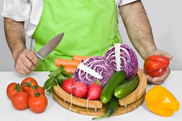Cozinhe com legumes frescos para salada — Fotografia de Stock