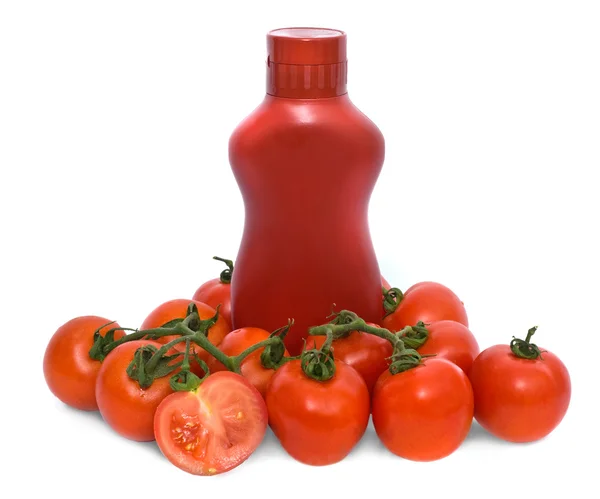 Verse rijpe tomaten en ketchup — Stockfoto