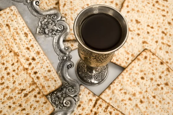 Matza bread for passover celebration and red wine — Stock Photo, Image
