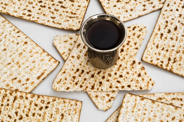 Matza bread for passover celebration and red wine — Stock Photo, Image