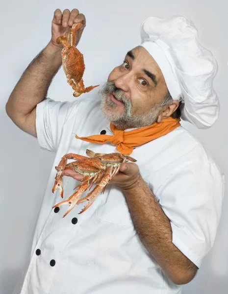 Koch bereitet Krabben zu — Stockfoto