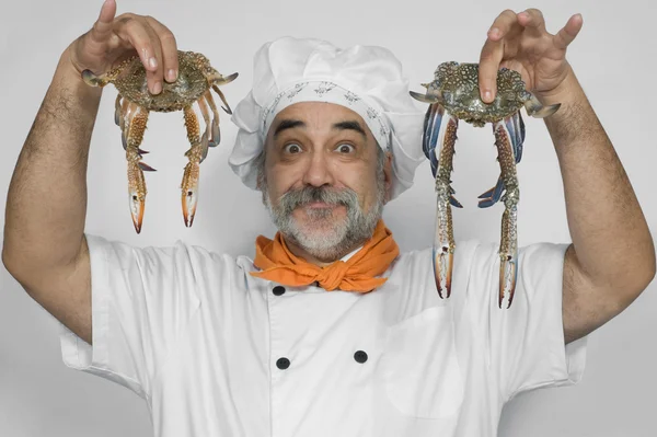 Chefe que prepara caranguejos — Fotografia de Stock