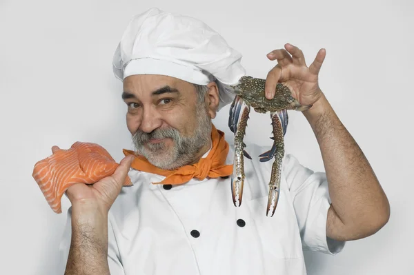 Koch bereitet Krabben und Lachs zu — Stockfoto