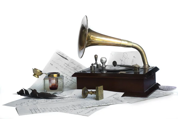 Vintage grammofoon met oude brieven — Stockfoto