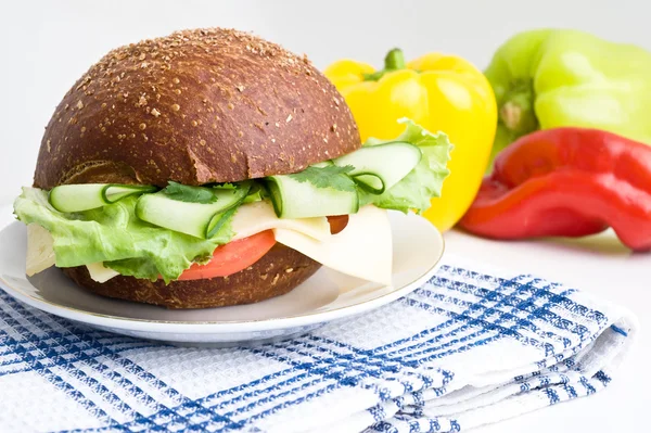 Dieet sandwich op wit bord — Stockfoto