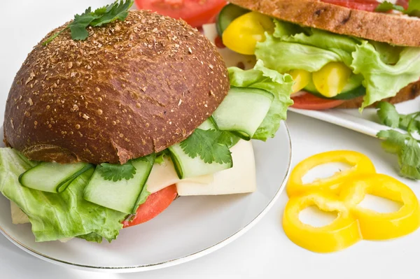 Sandwich dietetico su piastra bianca — Foto Stock