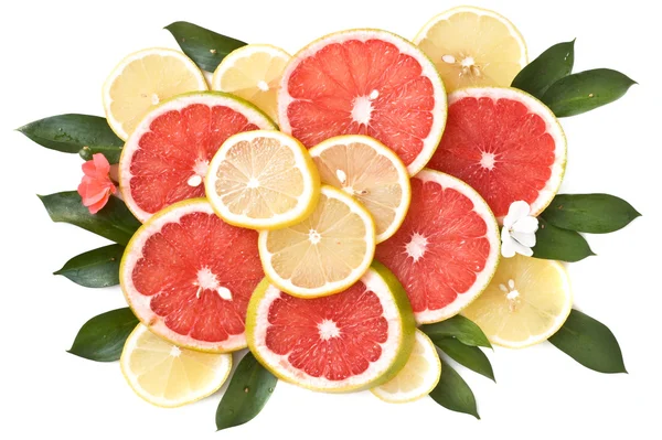 Спелые грейпфруты и лимон — стоковое фото