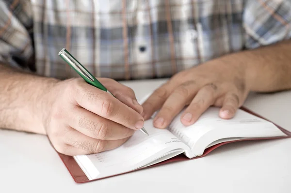 Homem escrevendo no caderno — Fotografia de Stock