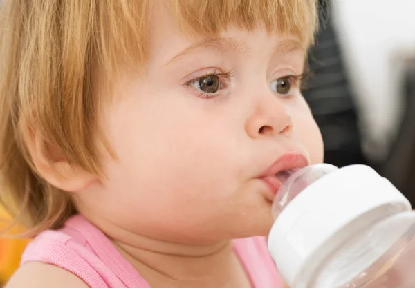 stock image Baby drinks water