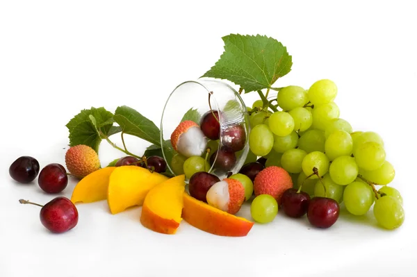 Cherry, lichi, groene druif en mango — Stockfoto