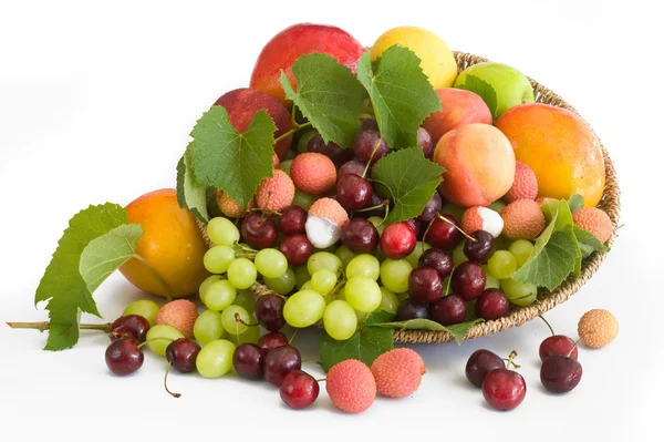 Cseresznye, lichi, zöld szőlő, mangó és őszibarack — Stock Fotó