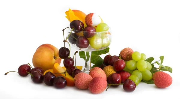 Kirsche, Lichi, grüne Trauben und Pfirsich — Stockfoto