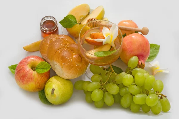 Granaatappels, brood, druivenmost en honing met rijpe appel voor rosh hashana — Stockfoto