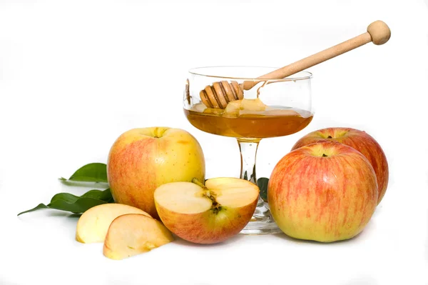 Rosh hashana için olgunlaşmış taze elma ile izole tatlım — Stok fotoğraf
