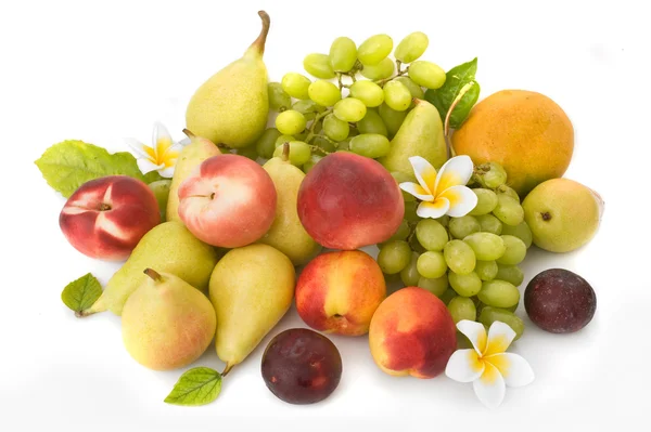 Rijpe peren, perzik en groene druif — Stockfoto