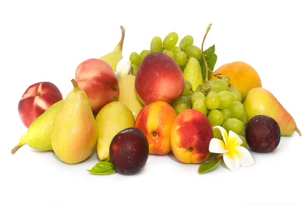 Pêras maduras, pêssego e uva verde — Fotografia de Stock