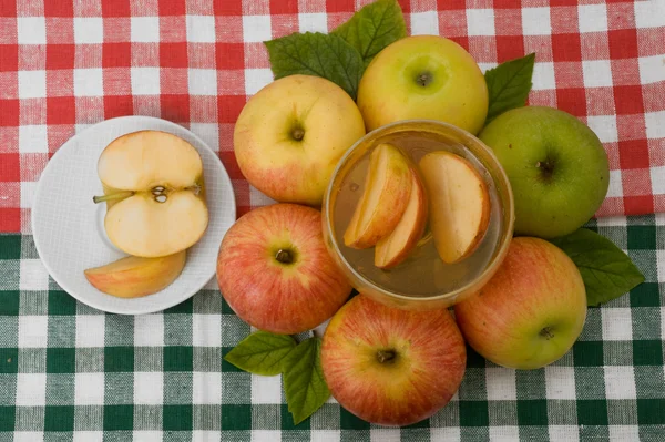 Honey with ripe apple for Rosh Hashana — Stock Photo, Image