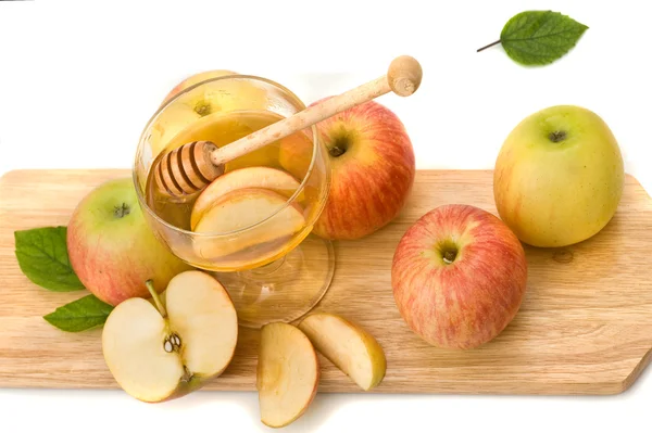 Rosh hashana için olgunlaşmış taze elma ile izole tatlım — Stok fotoğraf