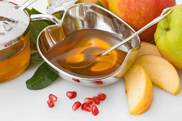 Изолированный мед с спелым свежим яблоком для Рош ха-Шана — стоковое фото