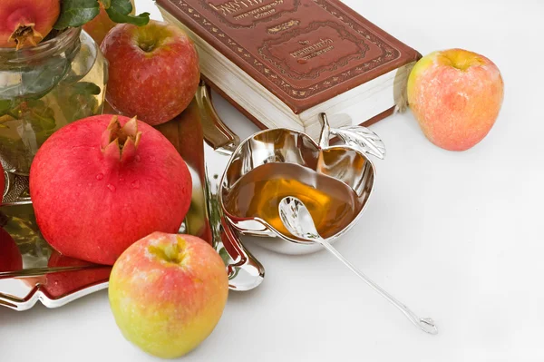 Гранаты, Тора, мед со спелым свежим яблоком для Рош ха-Шана — стоковое фото