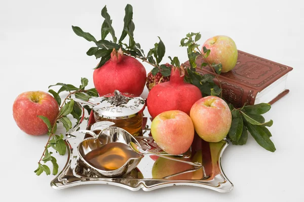 Melograni, torah, miele con mela fresca matura per Rosh Hashana — Foto Stock