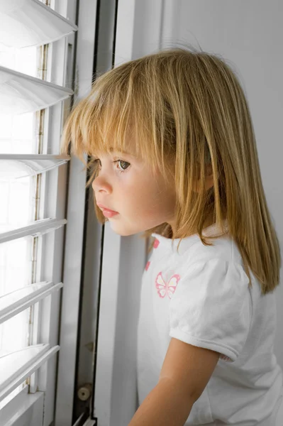 在窗口的小女孩 — 图库照片