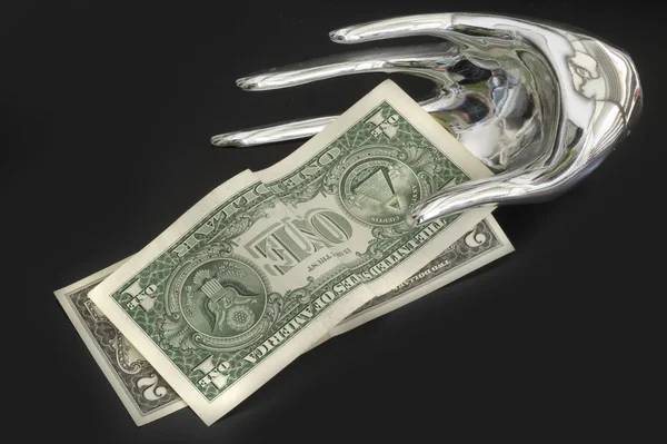 Ασημένιο χέρι με το αμερικανικό δολάριο σε μαύρο φόντο — Φωτογραφία Αρχείου