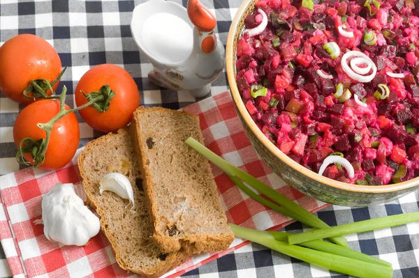 Традиция украинской кухни с хлебом, солью и помидорами — стоковое фото