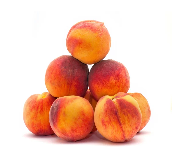 Färska mogna persikor isolerad på vit — Stockfoto