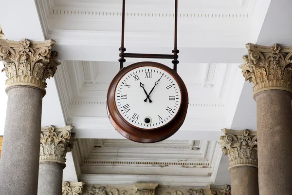 Ρολόι σε κιονοστοιχία, Κάρλοβυ Βάρυ — Φωτογραφία Αρχείου