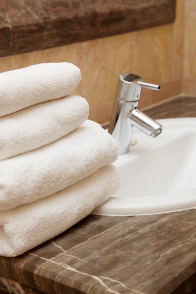 Handdoeken op een wastafel — Stockfoto