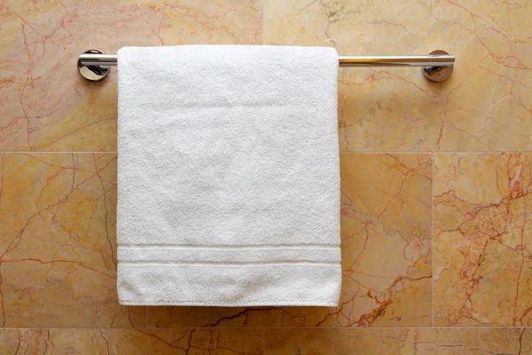 Πετσέτα σε κρεμάστρα — Φωτογραφία Αρχείου