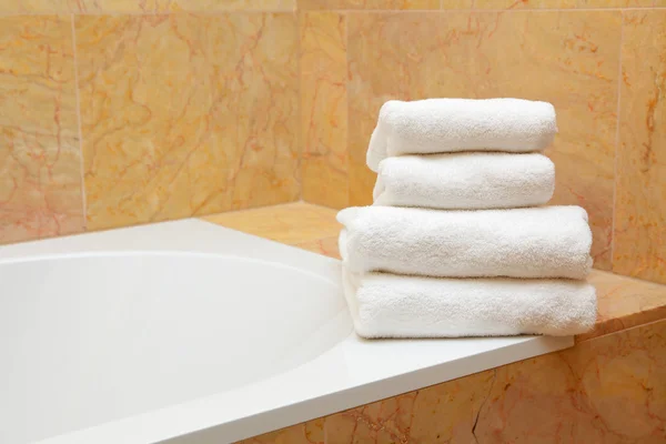 Asciugamani sull'orlo di un bagno — Foto Stock