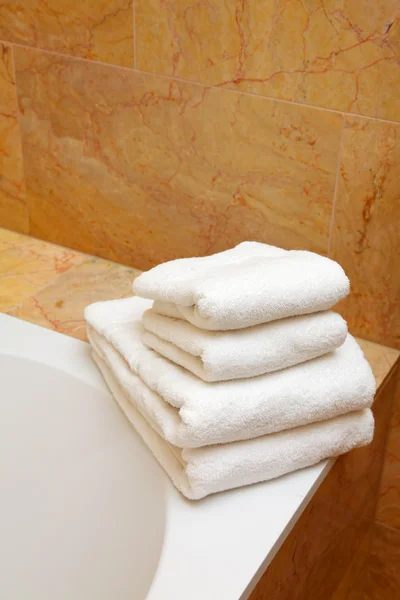 Asciugamani sull'orlo di un bagno — Foto Stock