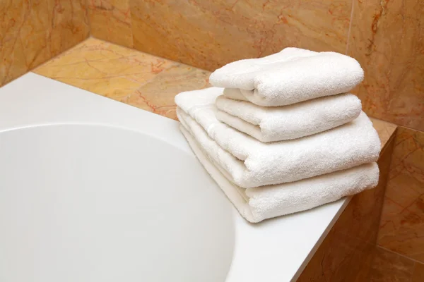 Handdoeken op de rand van een bad — Stockfoto