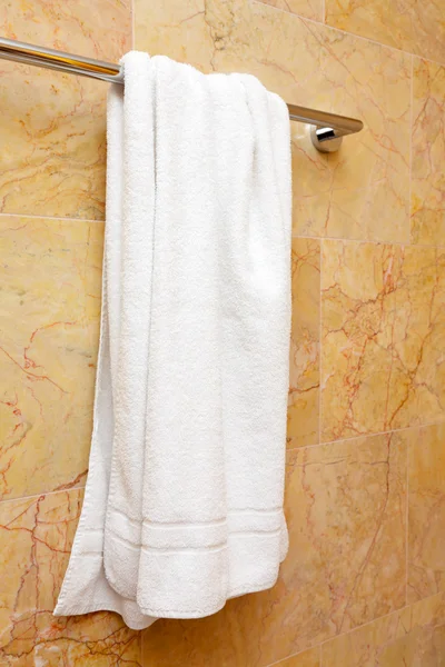 Πετσέτα σε κρεμάστρα — Φωτογραφία Αρχείου