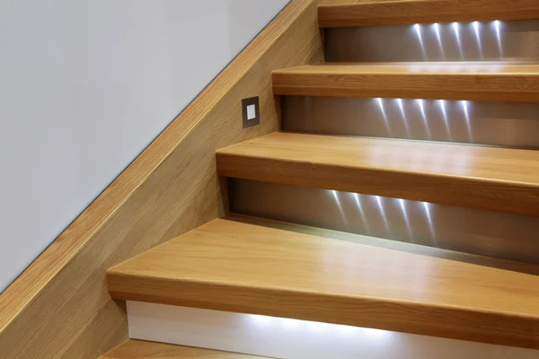 Escadaria com degraus de madeira e iluminação — Fotografia de Stock