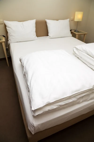 Кровать в номере — стоковое фото
